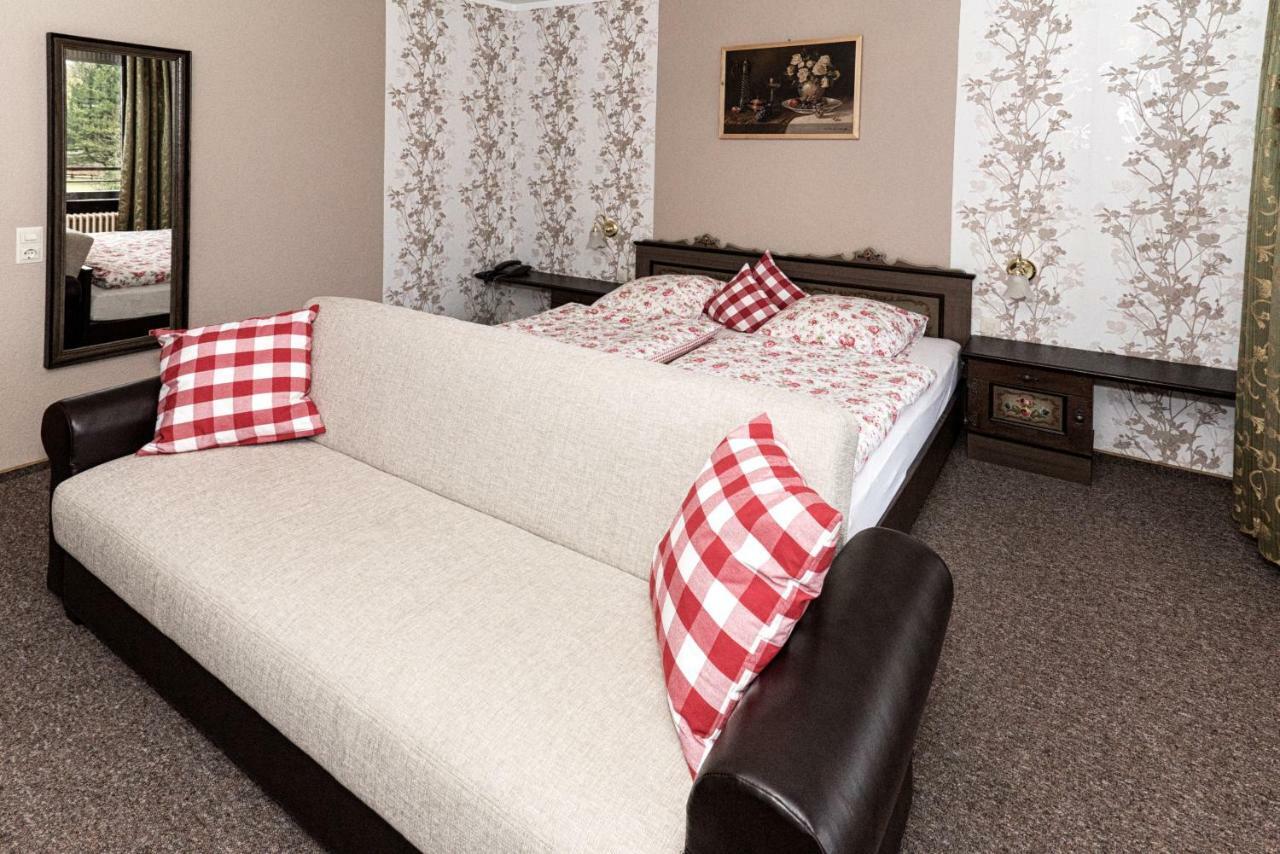 Hotel-Restaurant Johanniskreuz Trippstadt Exteriör bild